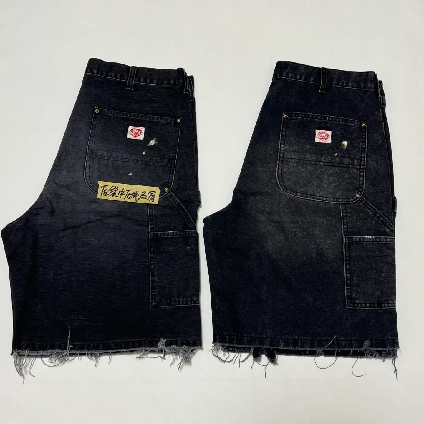 Original proofing SAINT Mxxxxxx DOUBLE KNEE SHORTS/BLK Knee patches splashed with ink, washed and damaged denim shorts. Washed black S-XL. Custom woven and dyed denim fabric with clear texture. Heavy washing and water fading to create local mottled fading/hole effects. Artificial distressing to simulate natural wearing marks. VINTAGE sense. Original consistent damage treatment. Hand splashed ink and paint. Original consistent wash mark/pocket mark. Double knee patches. Rivet reinforcement. Improve functionality while enhancing design